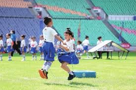 名场面！少林武僧直接拿枪往外国评委脑袋上刺，外国网友：吓尿了吧